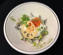Морская капуста с яйцом пашот и крабом
