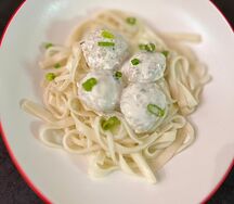 Макароны с фрикадельками со сливочным соусом 
