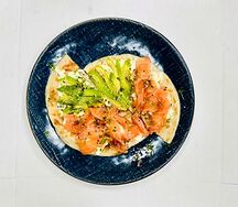 Роти с лососем, авокадо и страчателлой 