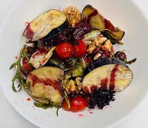 Салат с хрустящими баклажанами, вишней и черри