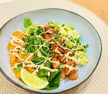 Поке-боул с лососем и манго