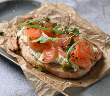 Брускетта с форелью шеф-посола и сливочным сыром страчателла