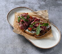 Брускетта с нежным ростбифом на хрустящем хлебе