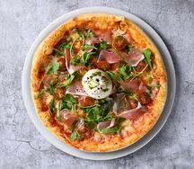 С прошутто и бурратой на красном соусе