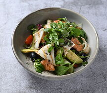 Салат с жареным кальмаром, форелью и авокадо