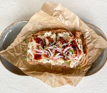 Брускетта с жареным угрём, маринованным в соусе унаги