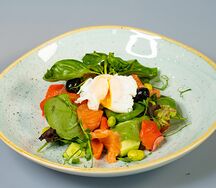 Салат с малосольной форелью