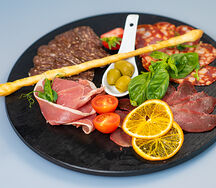 Плато мясных деликатесов