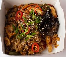 Wok с куриным филе и овощами 