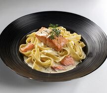 Феттуччине со сливочным соусом и лососем