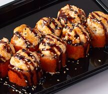 Ролл запеченный с масаго и лососем 