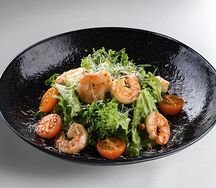 Салат с креветкой и соусом из тунца