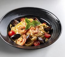 Феттуччине с креветками в томатном соусе