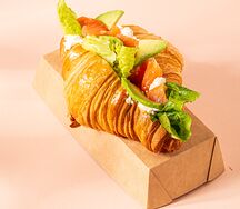 Круассан с лимонной рикоттой, лососем и авокадо