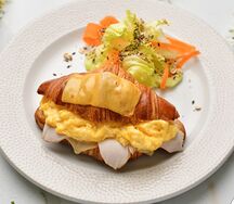 Скрэмбл в круассане с индейкой