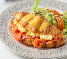 Скрэмбл в круассане с лососем