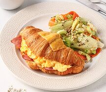 Скрэмбл в круассане с говяжьим окороком