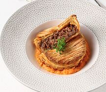 Пирог с рваной говядиной и пюре из батата