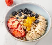 Творожный йогурт с ягодами и фруктами