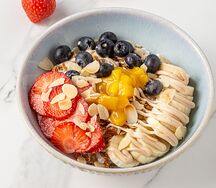 Творожный йогурт с ягодами и фруктами