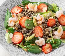 Салат с креветками и клубникой