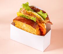 Бриошь с чеддером, беконом и яйцом