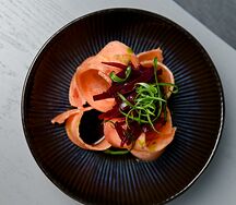 Строганина из кеты с ржаным хлебом