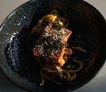 Обожженная форель с пшеничной лапшой и устричным соусом