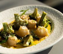 Сахалинский гребешок с брокколи и тыквенным кремом