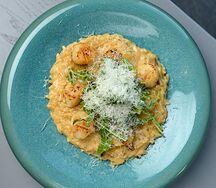 Ризони с мурманским гребешком и сезонным грибами