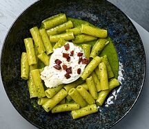 Ригатони с соусом песто и бурратой