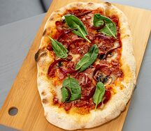 С колбасками чоризо и грибами