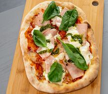 С мортаделлой, сыром страчателла и фисташковым песто