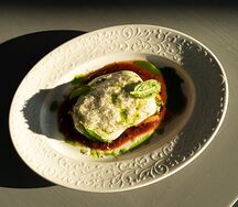 Рататуй с муссом из баклажанов и соусом на основе сладких томатов