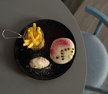 Тартар из говядины с фри и муссом из феты