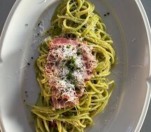 Спагетти с зеленым соусом и татаки из тунца
