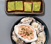 Закуска из камчатского краба с томатами и гуакамоле