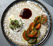 Буррата со сладкими томатами и мятой