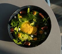 Зеленый салат с инжиром и тыквенным муссом