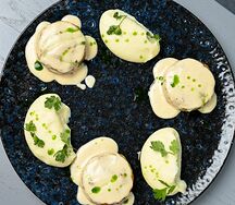 Рыбные котлетки с картофельным пюре и сырным соусом