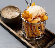 Картофель фри с трюфельным соусом