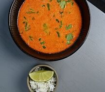 Том ям с морепродуктами и паровым рисом