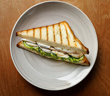 Гриль-сэндвич с цыпленком и песто