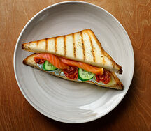 Гриль-сэндвич с лососем