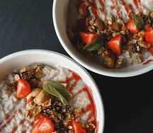 Каша овсяная с клубничным соусом и гранолой