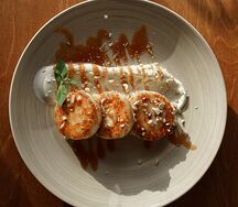 Сырники со сметаной, карамелью и орехами