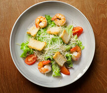 Салат Цезарь с креветками