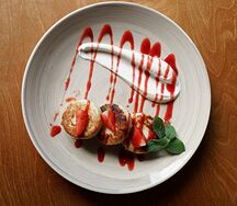 Сырники со сметаной и ягодным соусом 