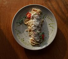 Карбонара на сливках с беконом и пармезаном