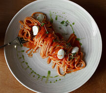 Паста в томатном соусе с моцареллой